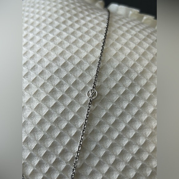 Louis Vuitton Metal Essential V Supple Necklace Silver - Picture 3 of 9